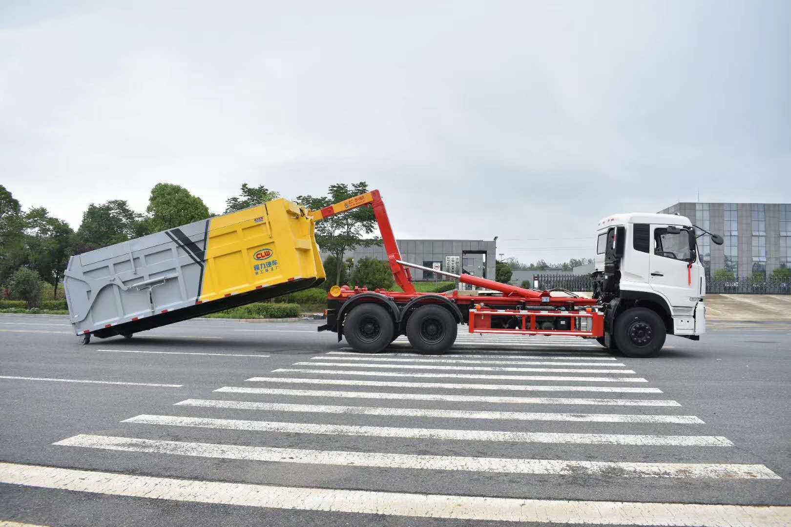 建筑勾臂垃圾车图片