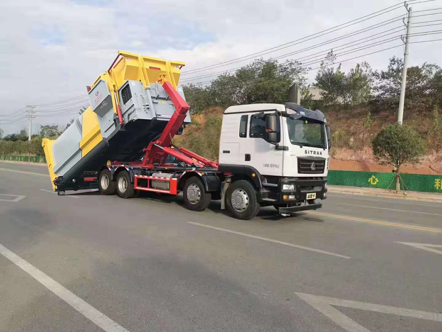 建筑勾臂垃圾车图片