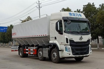 柳汽乘龙小三轴饲料车